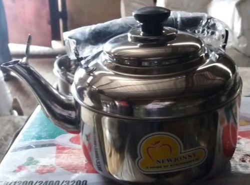 सिल्वर स्टेनलेस स्टील व्हिसलिंग केटल