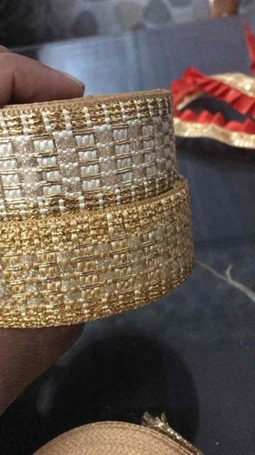 सुई फैंसी लेस