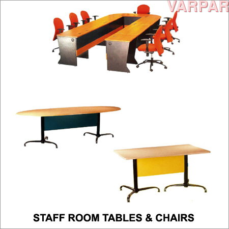 स्टाफ रूम की मेज़ें और कुर्सियाँ