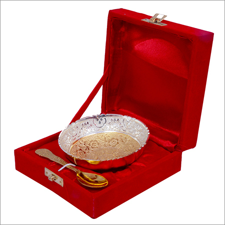 सोने के रंग की पीतल की कटोरी चम्मच के साथ