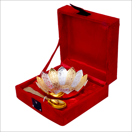 चांदी और सोने की प्लेटिंग वाली पुष्प के आकार की कटोरी