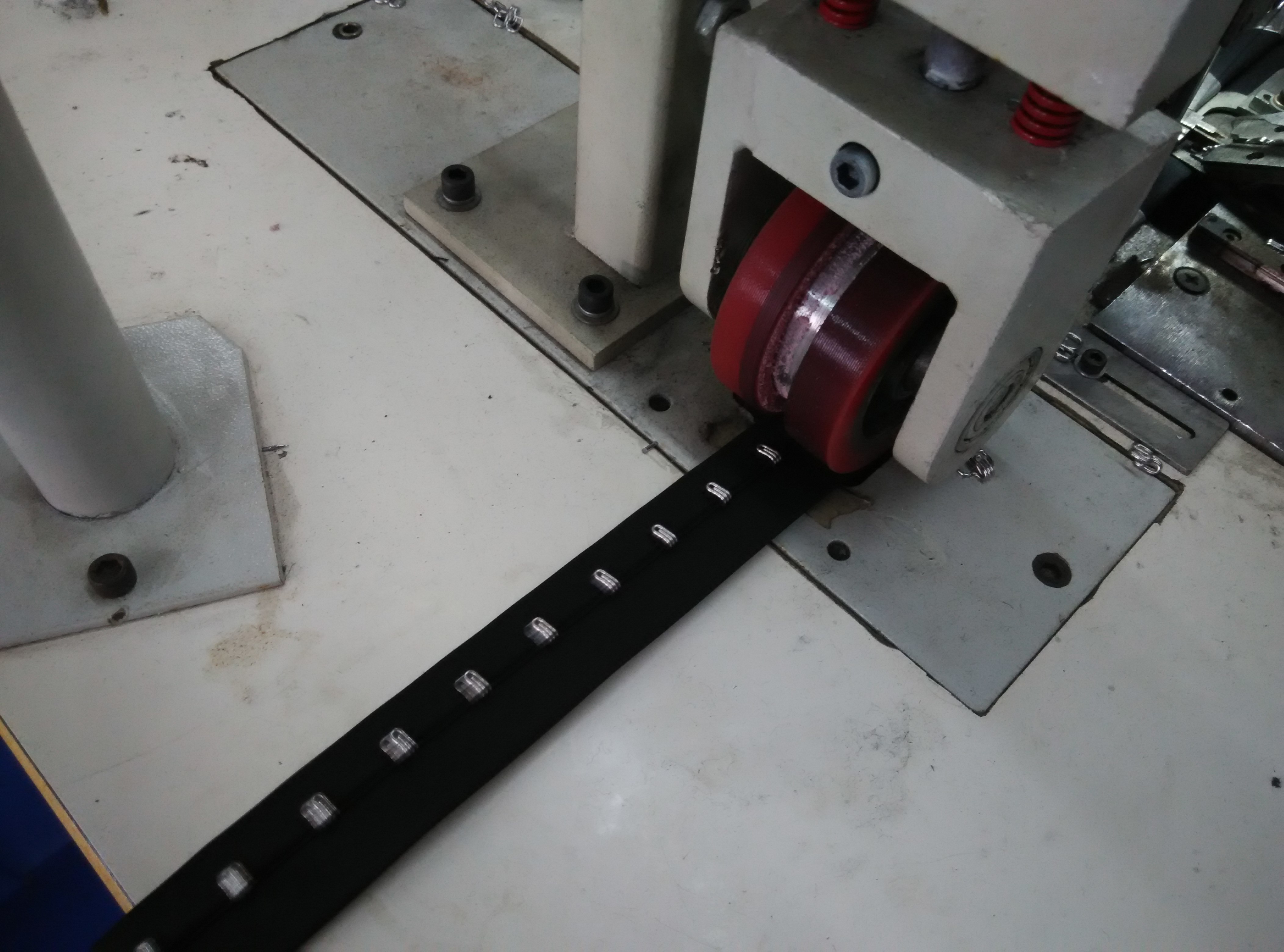 Automatic Hook And Eye Tape Sewing Machine 1.0mm