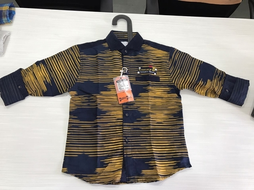 बच्चों की लाइन शर्ट