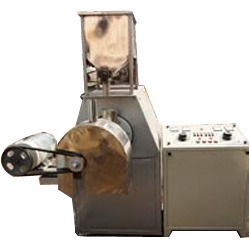 कॉम्पैक्ट स्ट्रक्चर कॉर्न पफ स्नैक एक्सट्रूडर मशीन