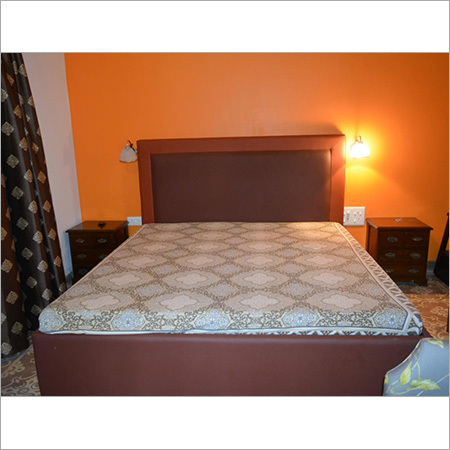 लकड़ी का बिस्तर