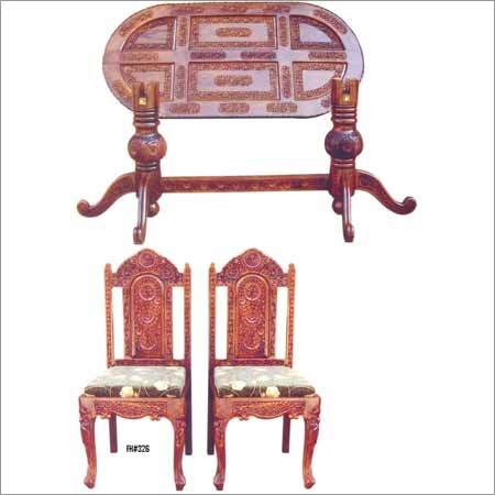 लकड़ी की कुर्सी