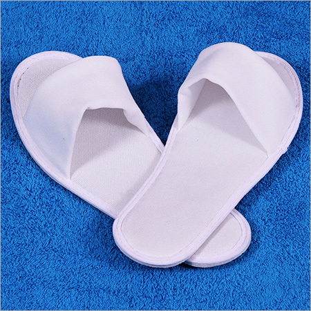 सफेद इनडोर चप्पलें