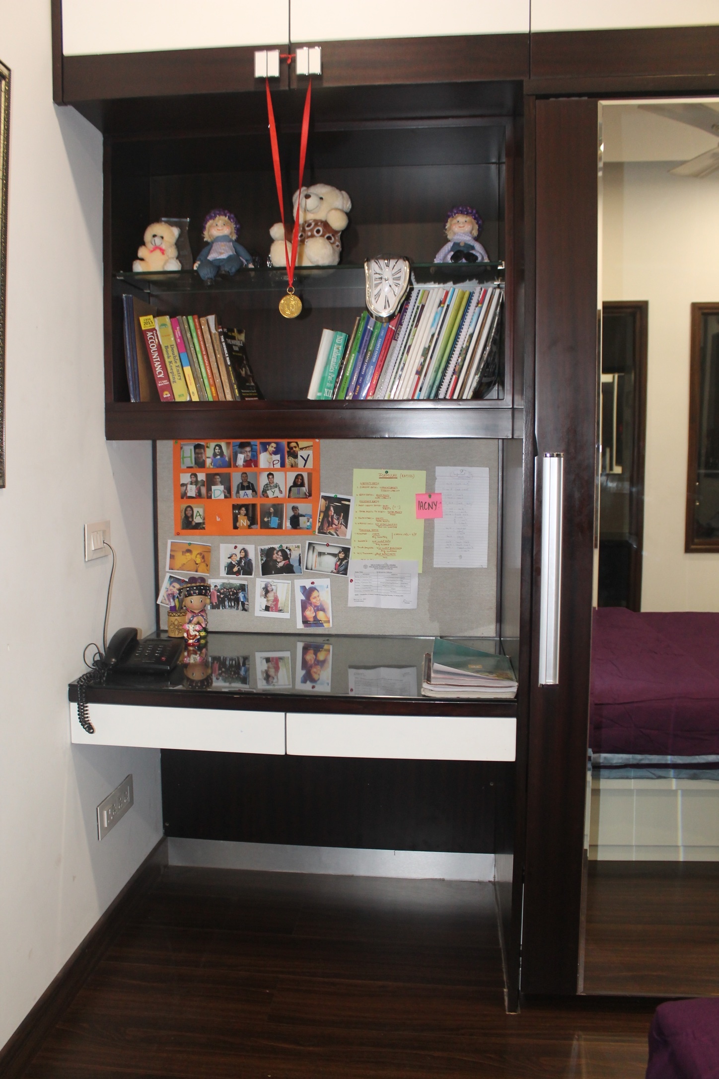 Easy To Clean Slider Door With Computer Table