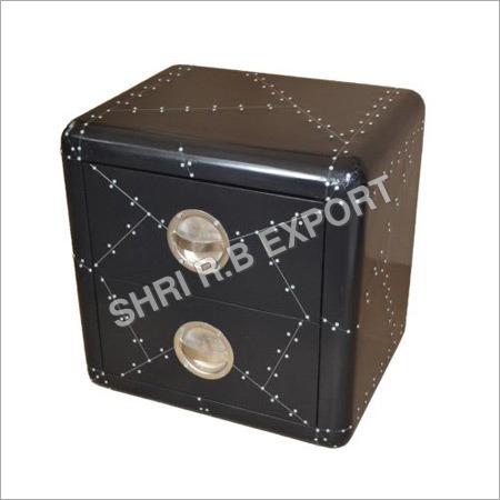 काला एविएटर बिस्तर के किनारे