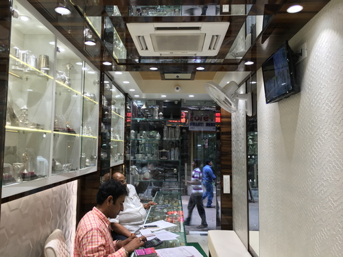 दुकान का आंतरिक सज्जा फर्नीचर के साथ