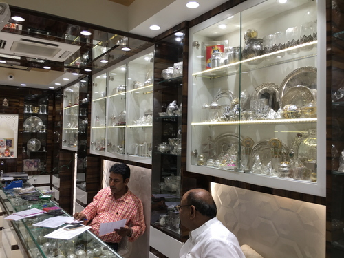 फर्नीचर के साथ दुकान का आंतरिक भाग