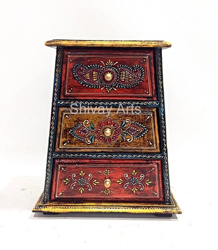 लकड़ी की निर्मित बारीक उभरी हुई छोटी 3 दराजों वाली चेस्ट / आभूषण आयोजक