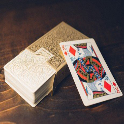 सफ़ेद और सुनहरे 555 निशान वाले ताश के पत्ते