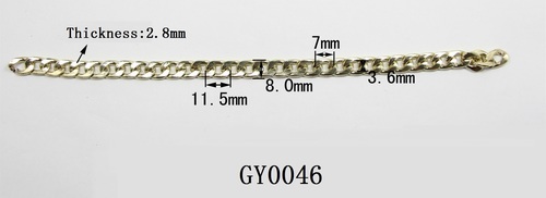 शोल्डर बैग के आर-पार हल्के सोने की लोहे की चेन