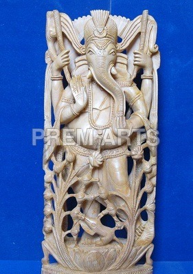 लकड़ी की नृत्य करते गणेश की मूर्ति