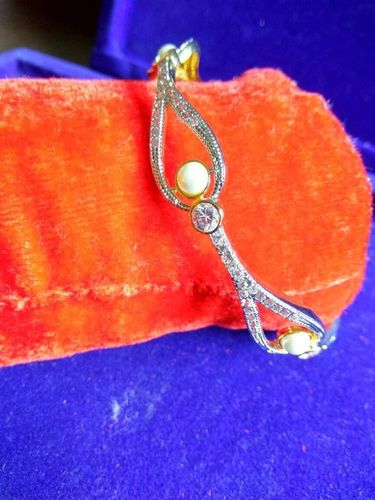 मोती के साथ पत्थर की चूड़ियाँ