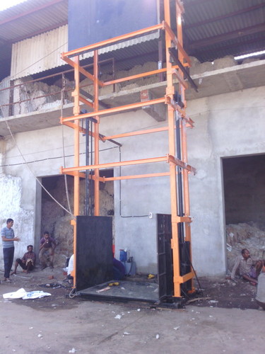 मजबूत सिंगल मास्ट गुड्स लिफ्ट