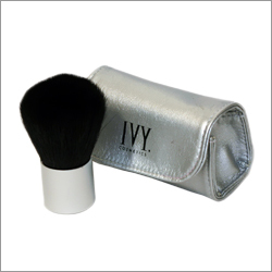 चांदी के नरम केस के साथ छोटा काबुकी ब्रश