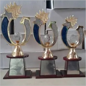 लकड़ी और धातु का ट्रॉफी