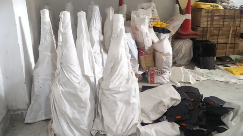 काले और पीले स्टॉक रोड शंकु