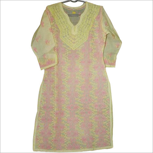 हल्का पीला कपड़ा जिसमें गुलाबी कढ़ाई है