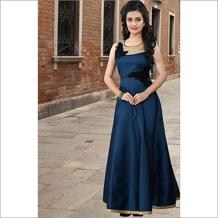 डिजाइनर रेशमी हाथ से काम किया गया गाउन