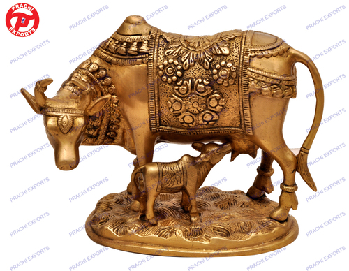 ओवल बेस पर बछड़े के साथ खड़ी सुनहरी गाय