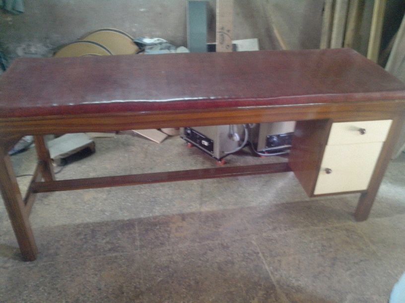 Physiotherapy Examination Couch - Metallic Plain Age Group: Elders