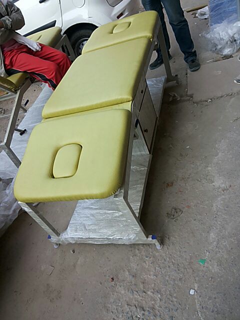 Treatment Couch Metallic Deluxe Model With Breathing Hole Age Group: Children