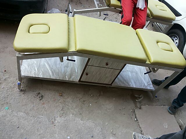 Treatment Couch Metallic Deluxe Model With Breathing Hole Age Group: Children