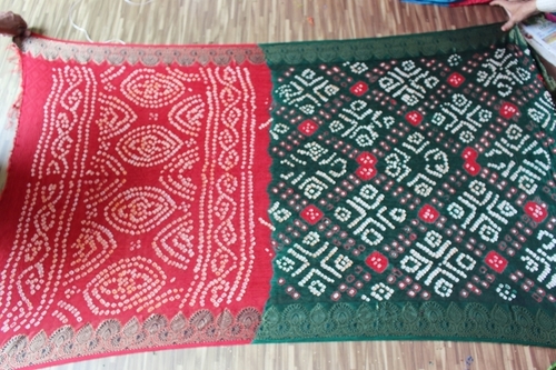 हरी और नारंगी रंग की बांधनी फॉर्मल साड़ी