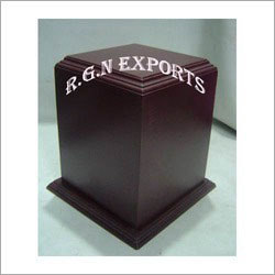 भूरे लकड़ी के श्मशान कलश