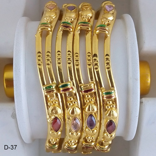 गोल्ड प्लेटेड आकर्षक चूड़ियां