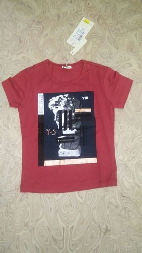 लाल और काली टी-शर्ट