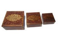 सुंदर पीतल और नक्काशीदार काम के साथ तीन चौकोर आकार के ज्वेलरी बॉक्स का मल्टीफंक्शन देसी कारीगर सेट