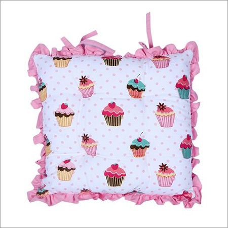 फ्रिल पिंक कुशन