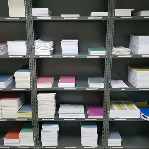 स्टेनलेस स्टील की किताबों की रैक