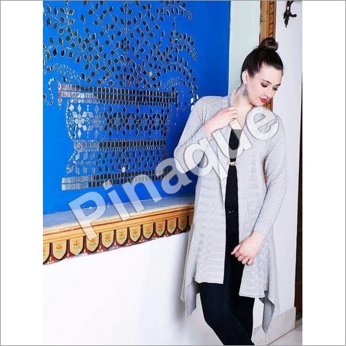 व्हाइट फैंसी वूलन कार्डिगन