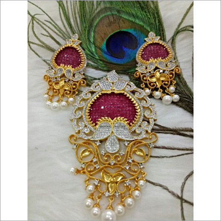 गोल्ड प्लेटेड अच्छी तरह से डिज़ाइन की गई ज्वेलरी