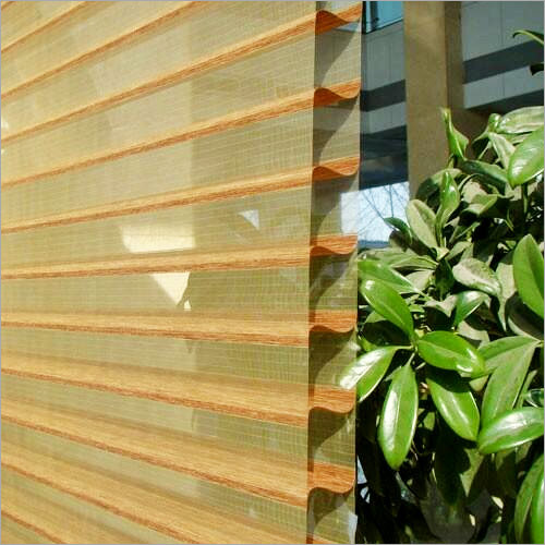 तीन रंगों वाले खिड़की के परदे