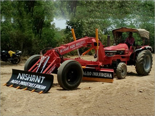 ट्रैक्टर फिटेड ग्रेडर