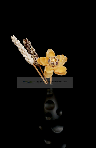 हाथ से बने खूबसूरत समुद्री शेल फूल साथ में बर्तन