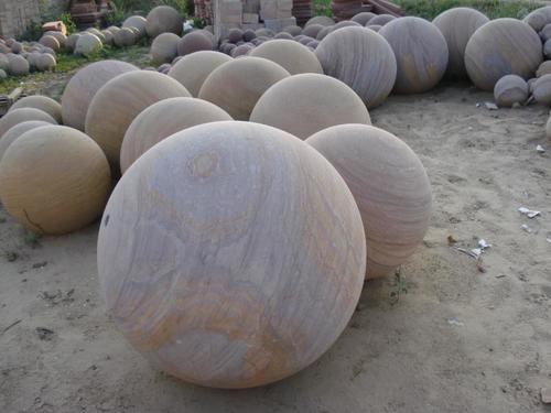 नक्काशीदार पत्थर की गेंद