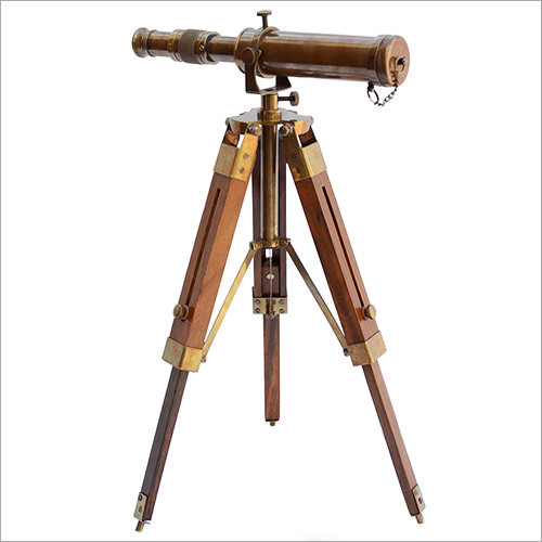 लकड़ी के ट्राइपॉड के साथ पीतल की दूरबीन
