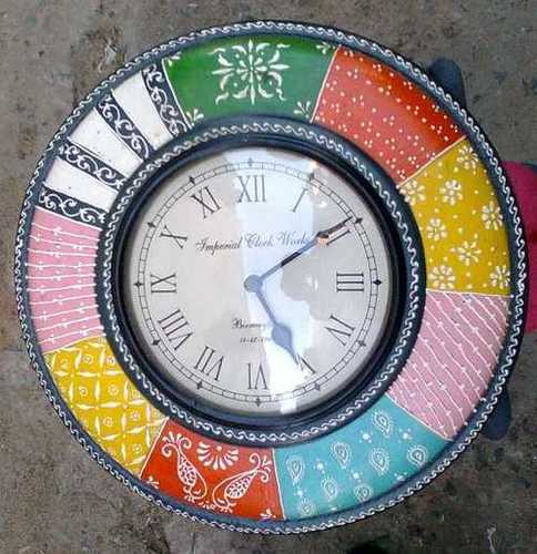 हाथ से पेंट की हुई बहुरंगी गिफ्ट क्लॉक