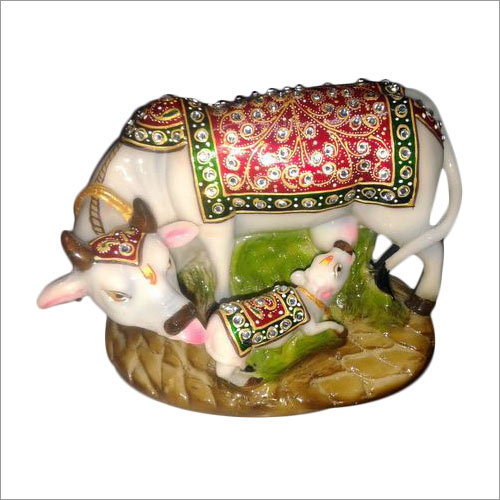 संगमरमर से हाथ से तैयार की गई कामधेनु गाय का साइज़: 9 इंच ऊंचाई