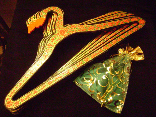 हाथ से पेंट किए गए हैंगर पोत Pouri के साथ