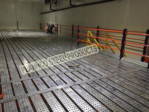 ब्लू + रेड + सिल्वर स्टोर मेजेनाइन फ्लोर