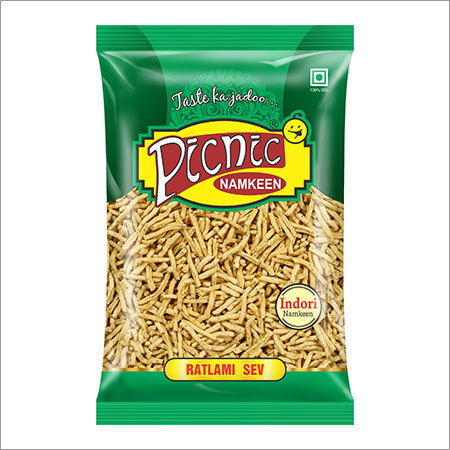 रतलामी सेव एक कुरकुरी और स्वादिष्ट नाश्ता है जो खासतौर पर रतलाम, मध्य प्रदेश में बनाई जाती है। यह चाय या किसी अन्य पेय के साथ खाने के लिए परिपूर्ण होता है। इसकी विशेषता इसका मसालेदार स्वाद और कुरकुरी बनावट है जो इसे सभी आयु वर्ग के लोगों का पसंदीदा बनाती है।