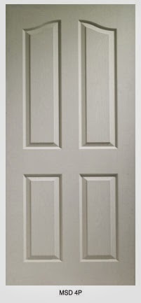 सादा लकड़ी का दरवाज़ा